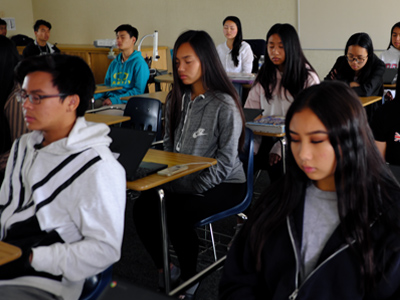 high-school-students-meditating